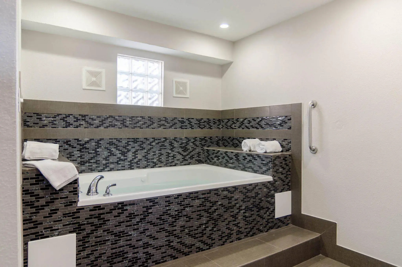 Econo Lodge Russellville I-40