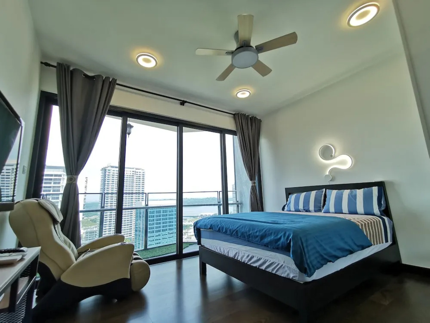 Almas Puteri Harbour by Oca Host