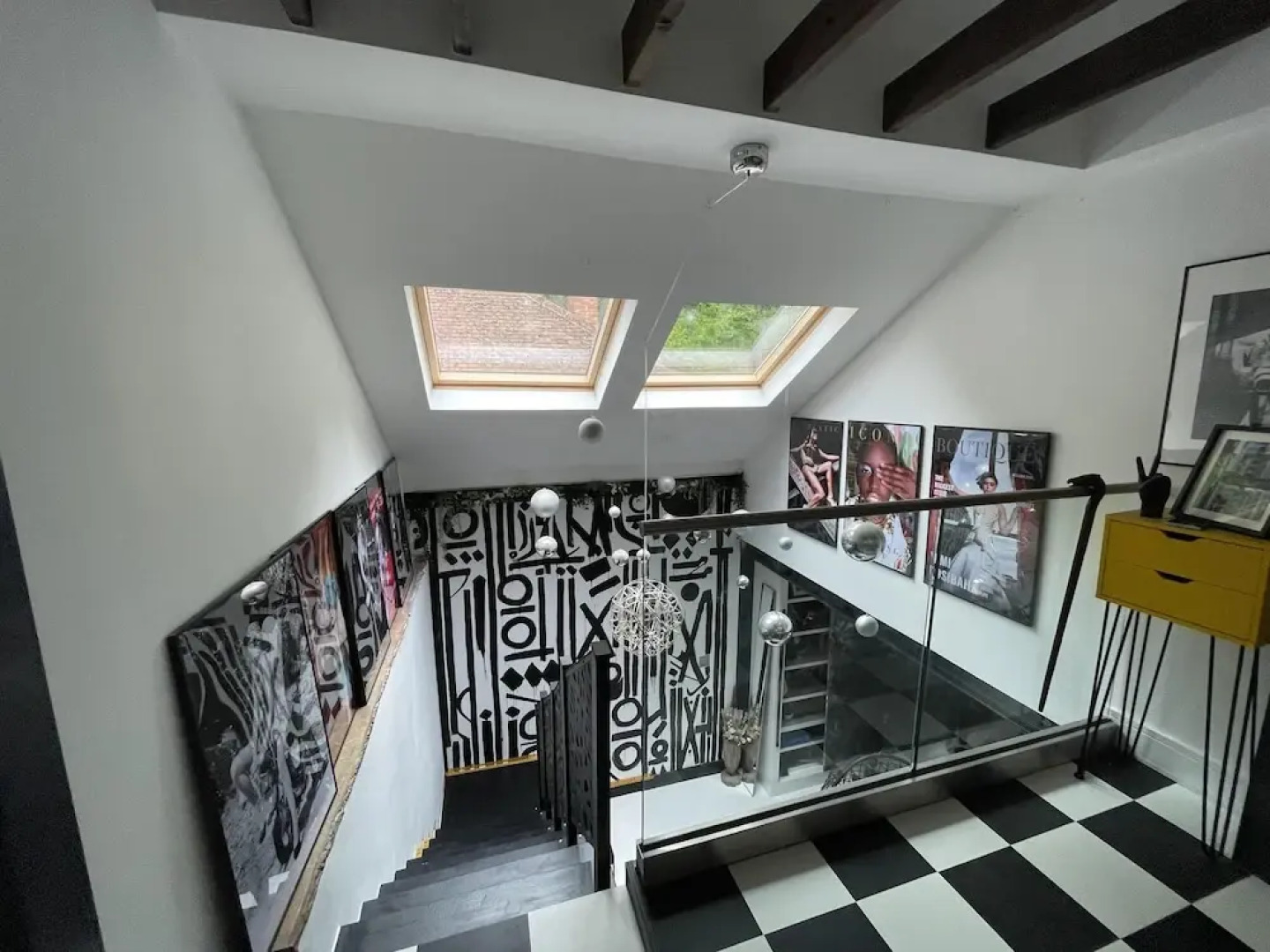 Artsy Retreat - Sleeps 8, Free Parking & Balcony