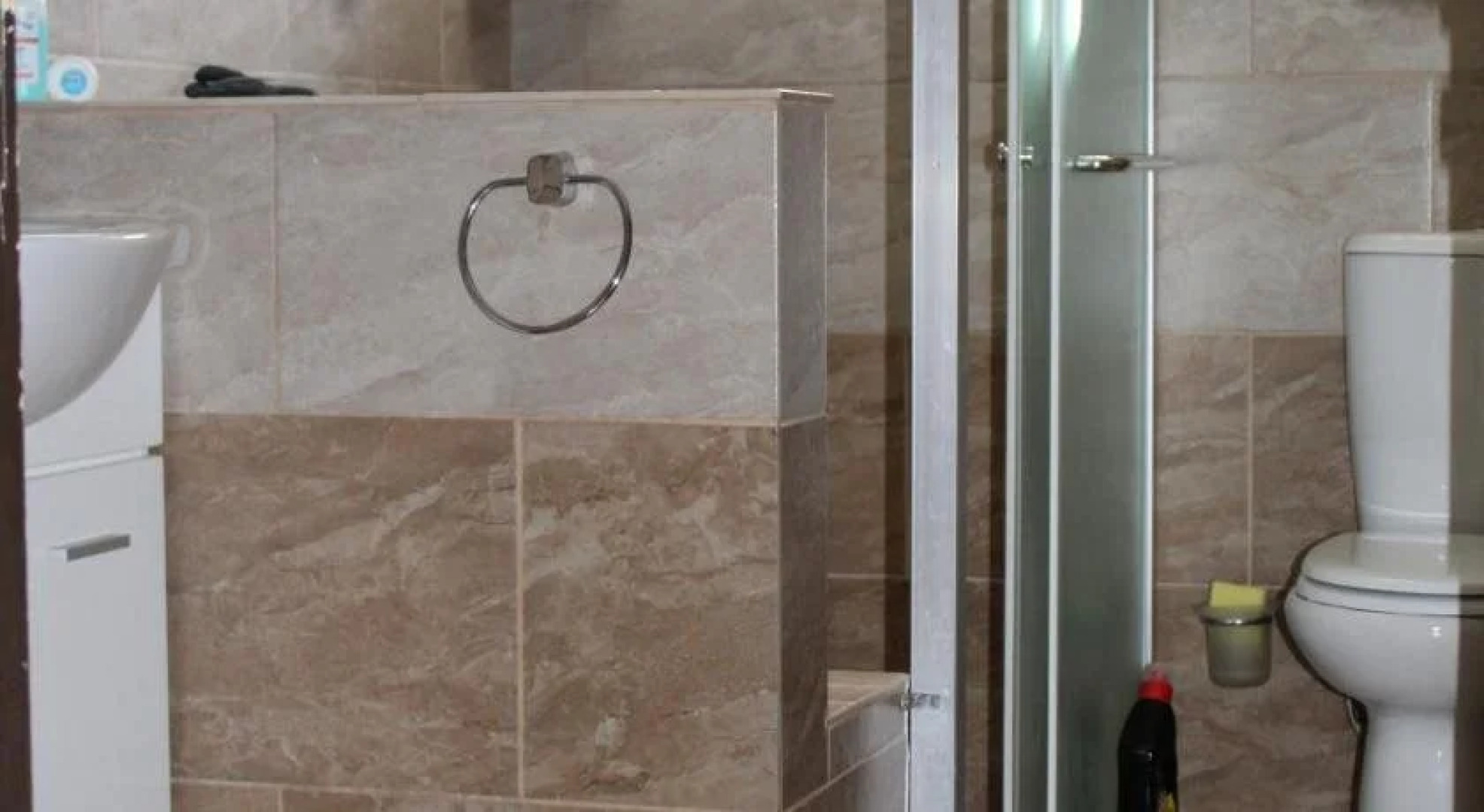 Costas Hostel Action