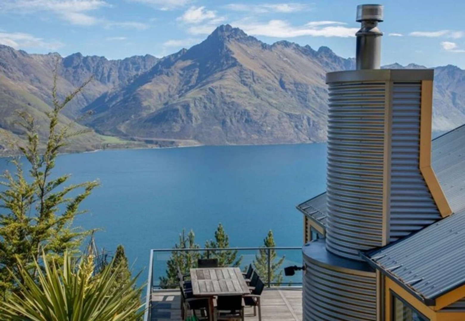 Muna Moke Lake And Mountain Views