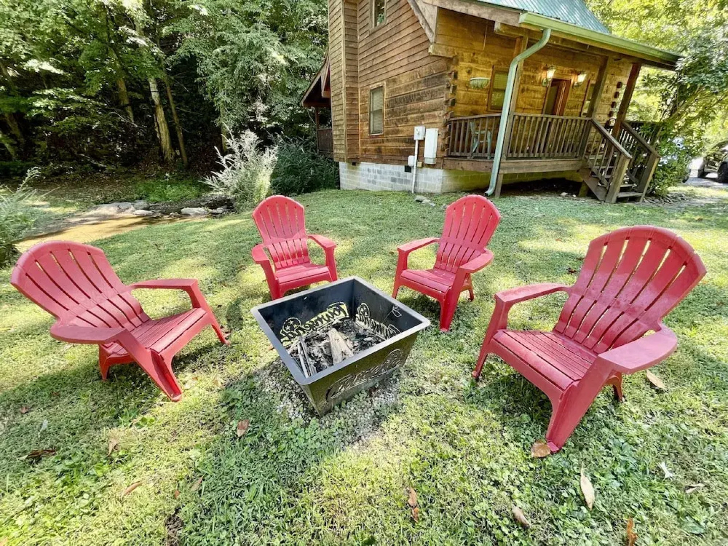 Creekside 2 Bedroom Cabin by RedAwning