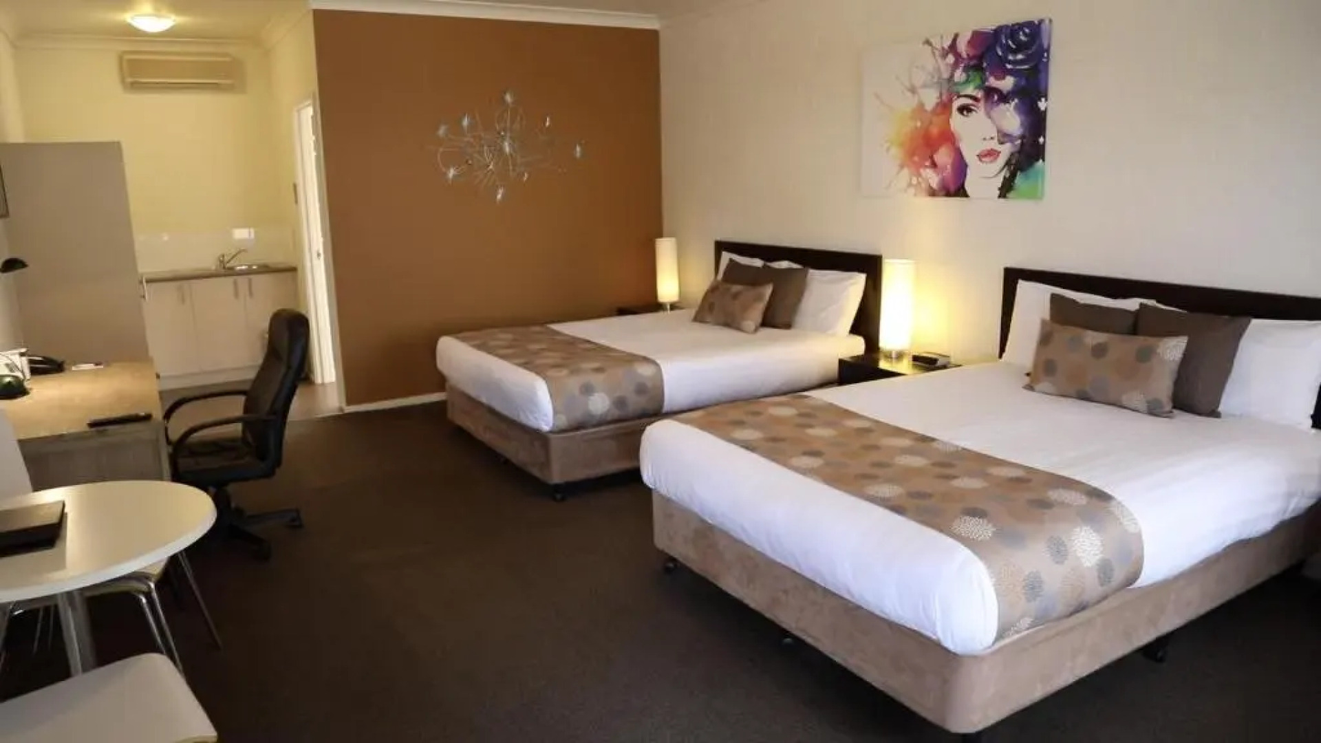 Blazing Stump Motel & Suites