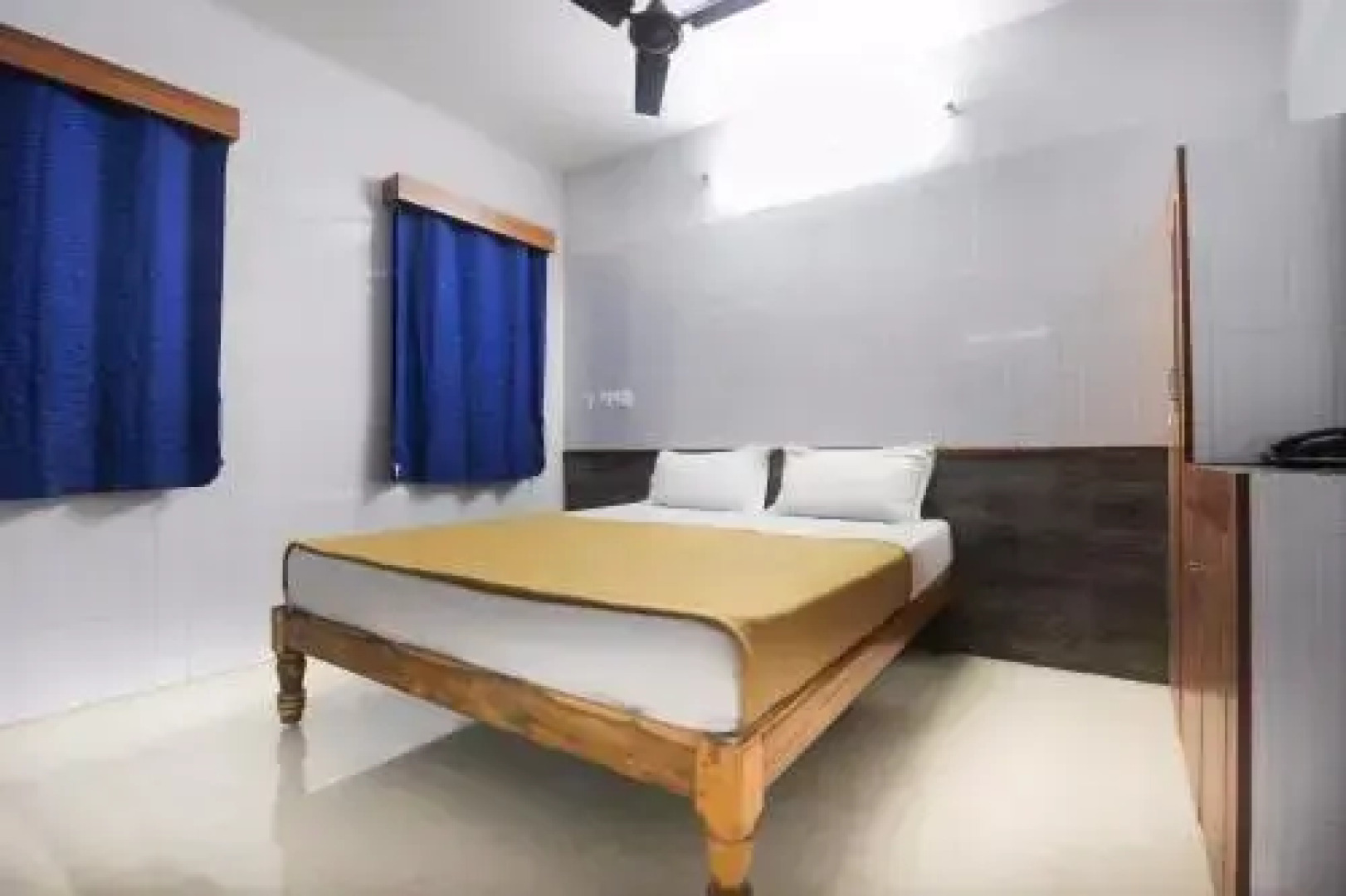 OYO 61145 J.K.S. Deluxe Lodge