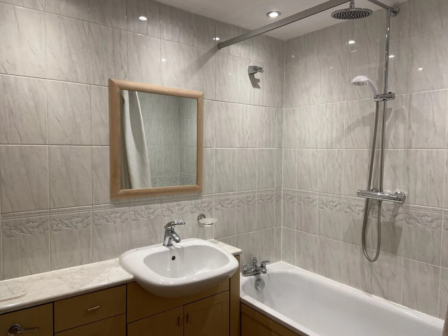 Royal Oak Apartment in Manchester Central Location