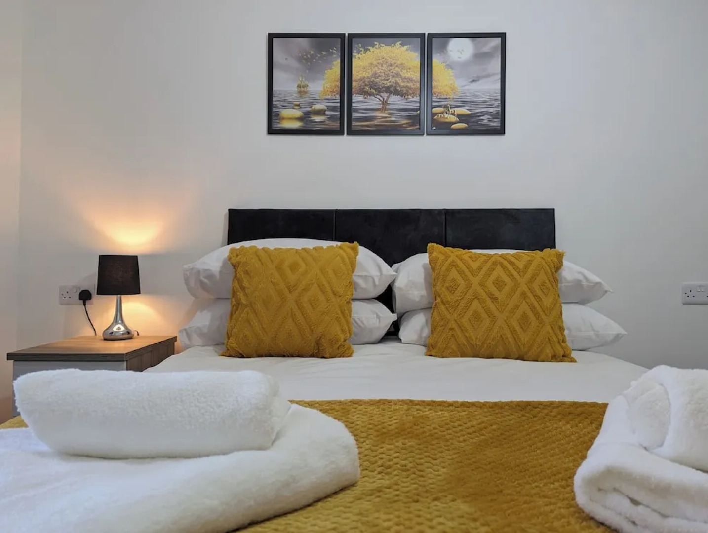 Burnley Entire House 4-bedrooms-sleeps 6-driveway