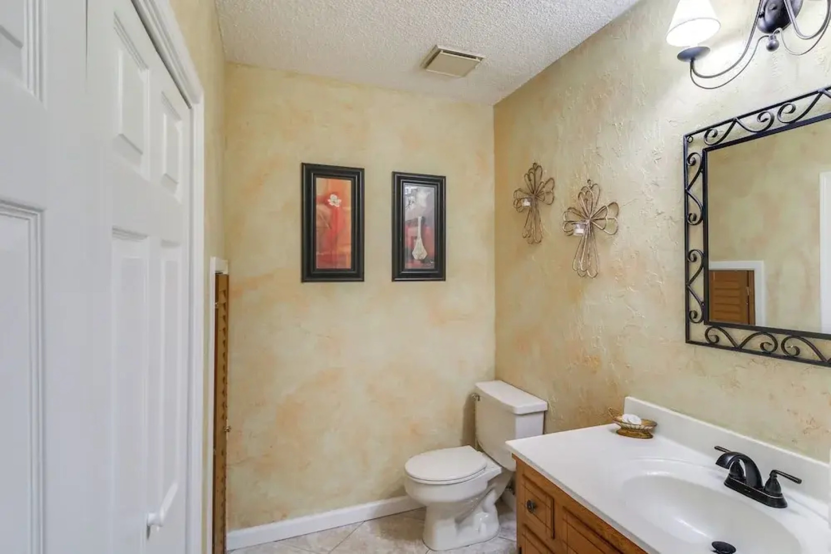 5 Mi to Pensacola Beach: Townhome w/ Yard!