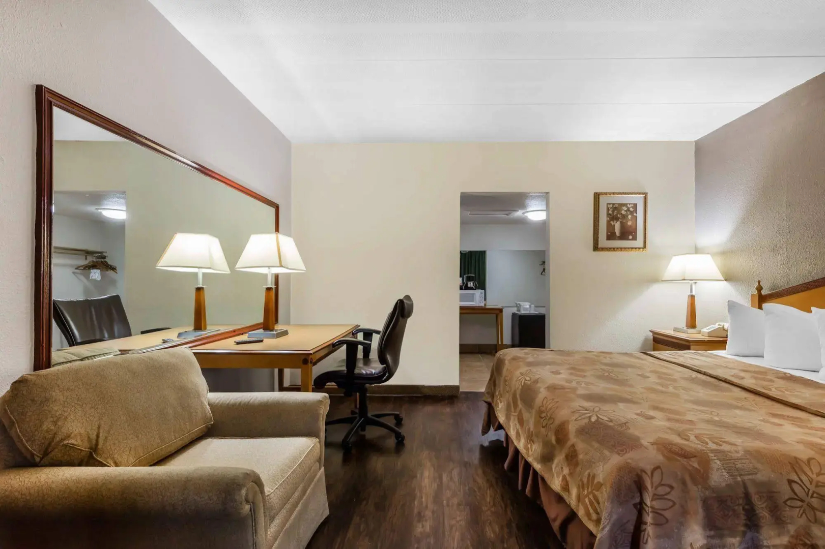 Econo Lodge Inn & Suites
