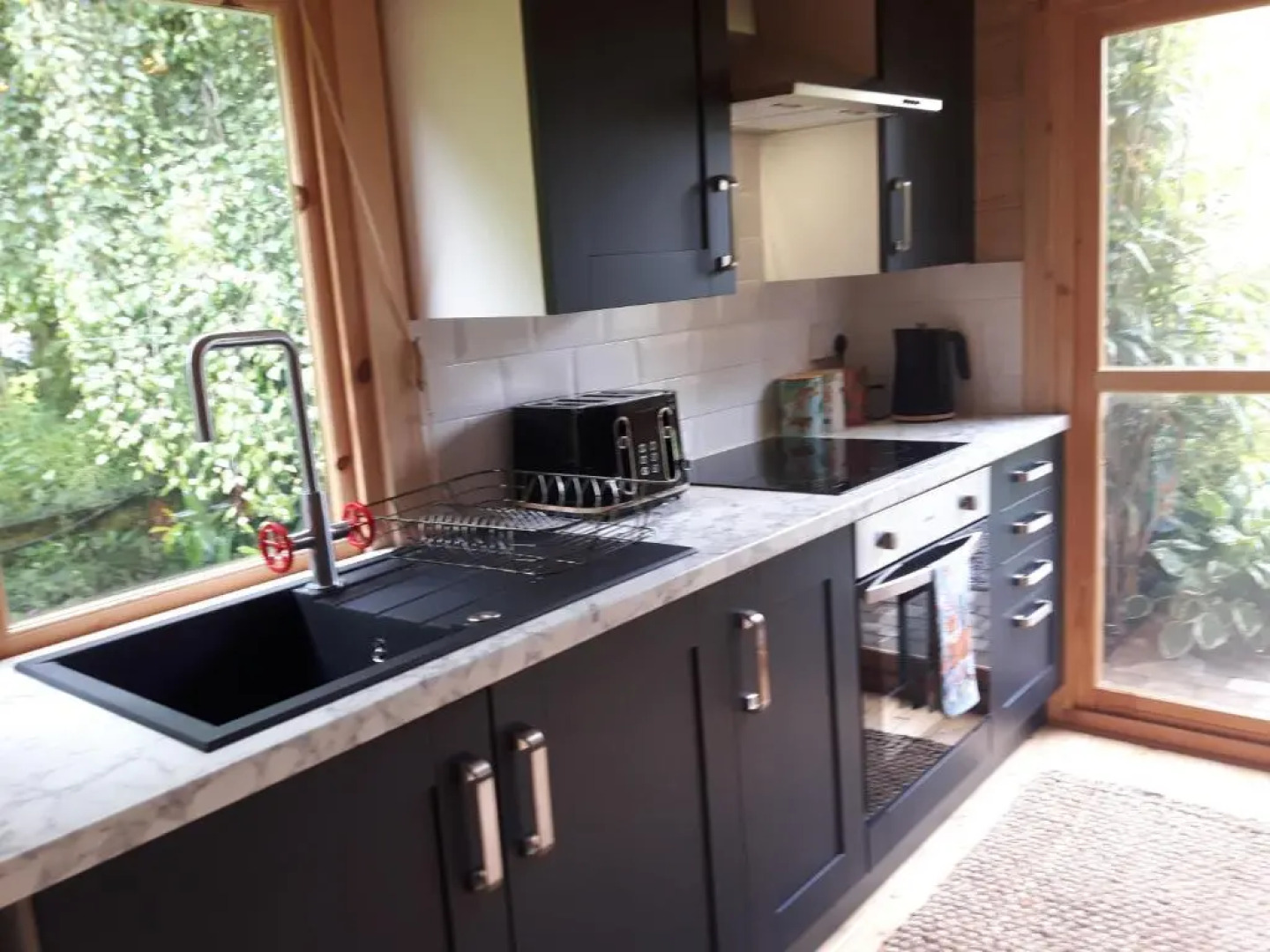 Cabin set in a Beautiful Romantic Tropical Garden