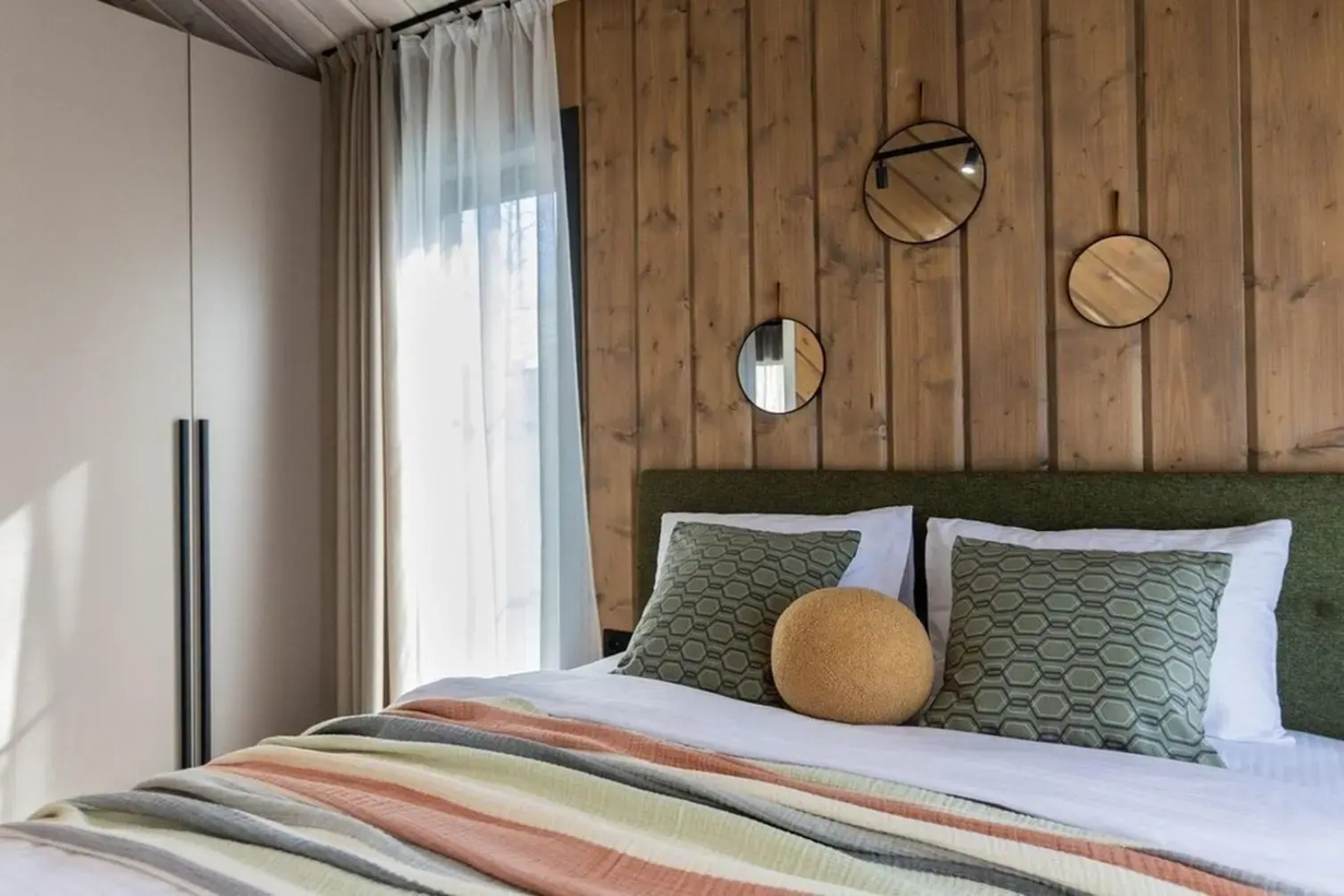 Пaноpaмный дом в хвойнoм лесу с сaуной