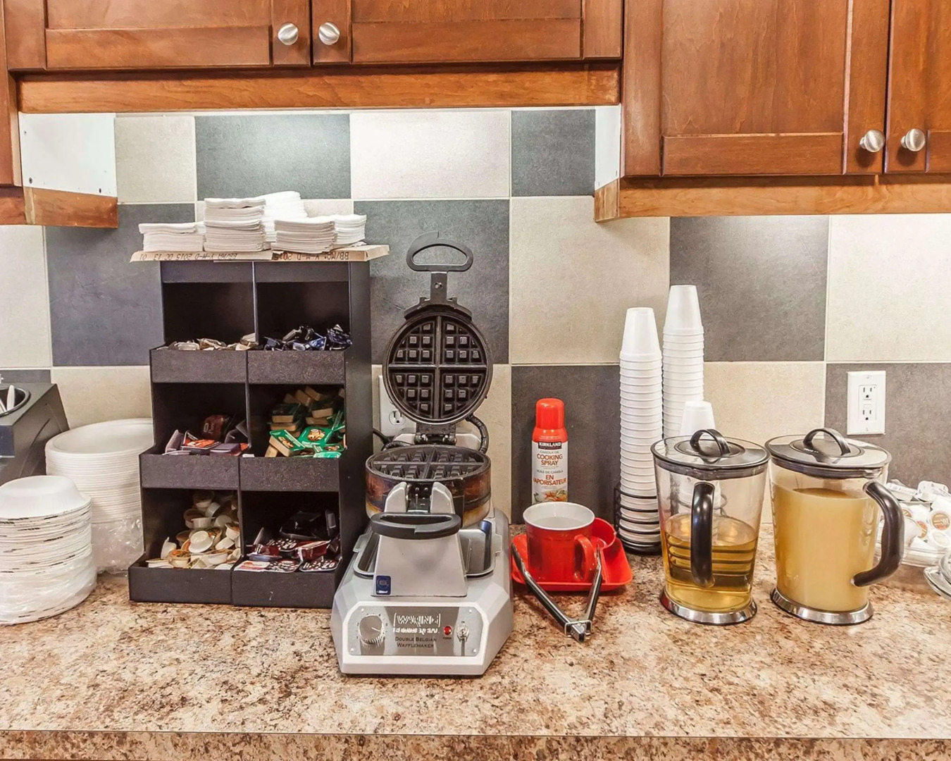 Econo Lodge Inn & Suites