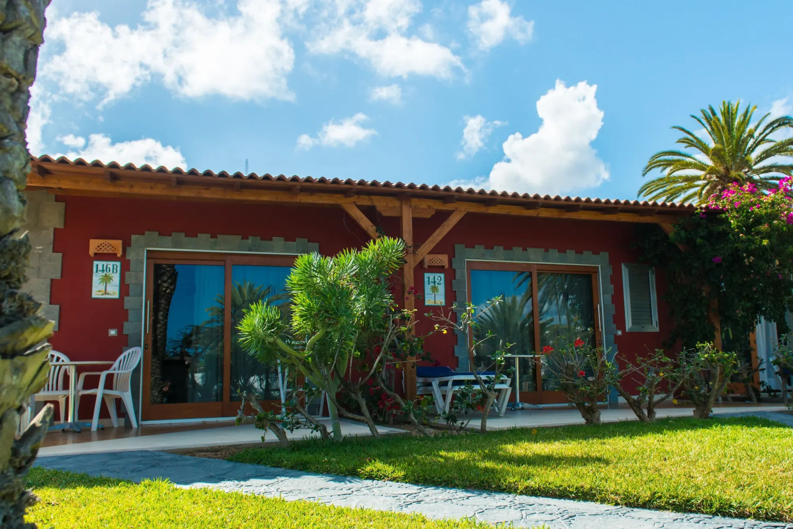 Отель HL Miraflor Suites