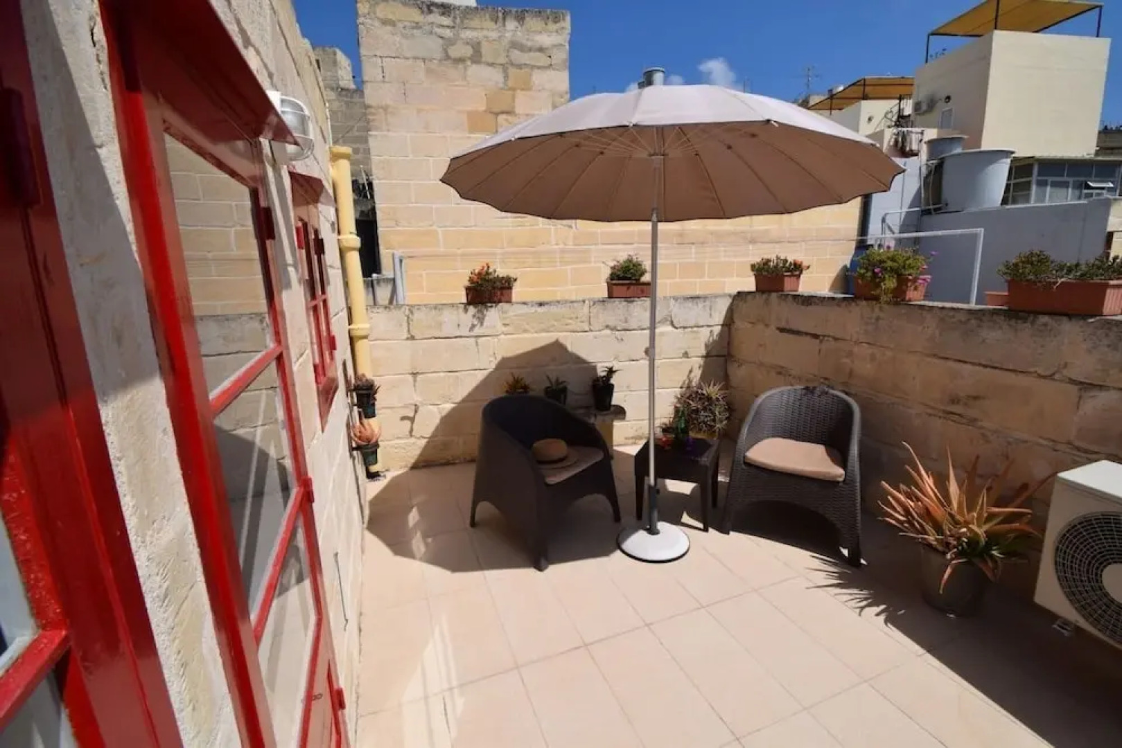 Stylish and characterful townhouse - views, A/C