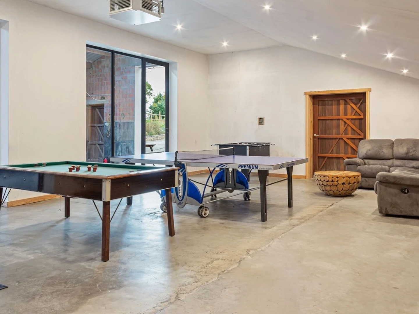 Beautifully Renovated Farmhouse for Groups, With Indoor Pool and Sauna