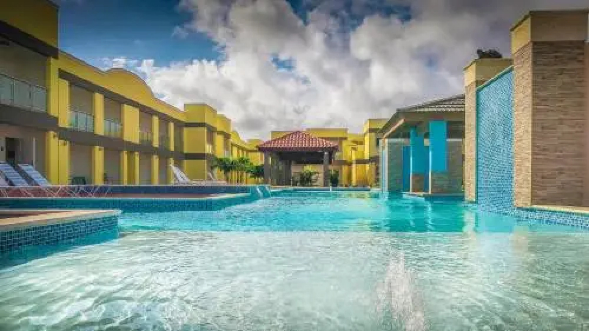 Only 350 yards from Eagle beach! Breakfast included!