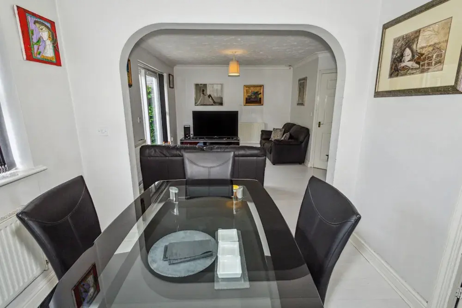 Urban Oasis - Modern 2B/2B Retreat Near Nature