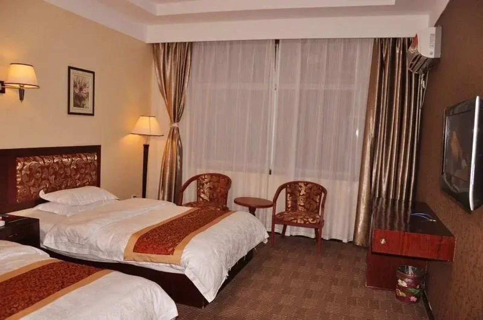 Longyi Business Hotel