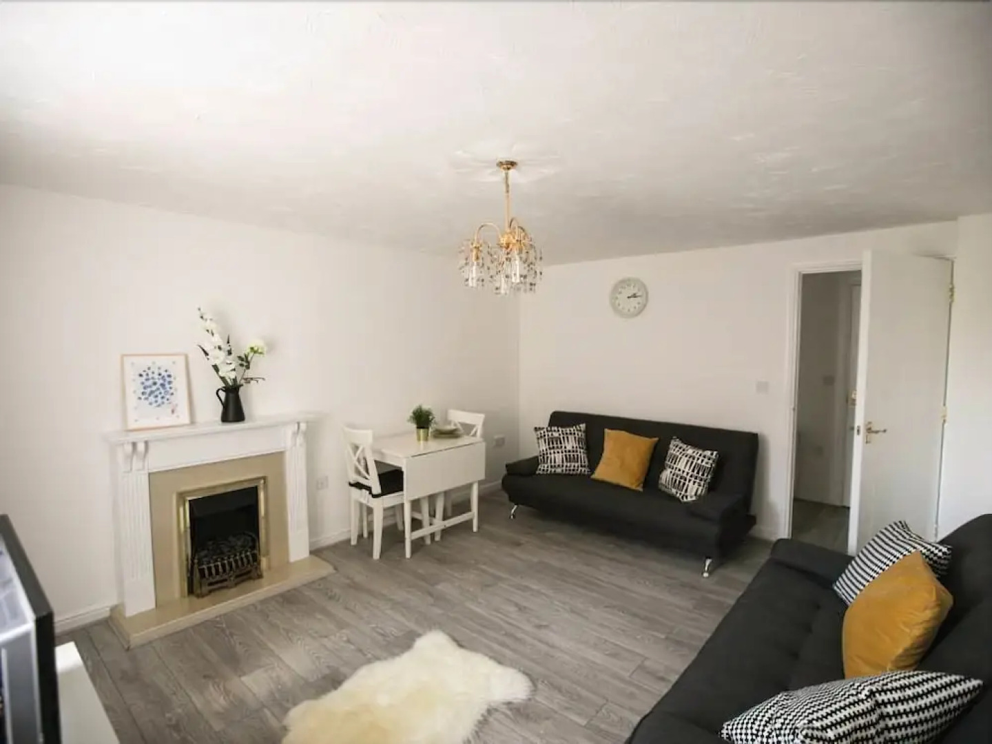 Lakeside Crystal Apartment