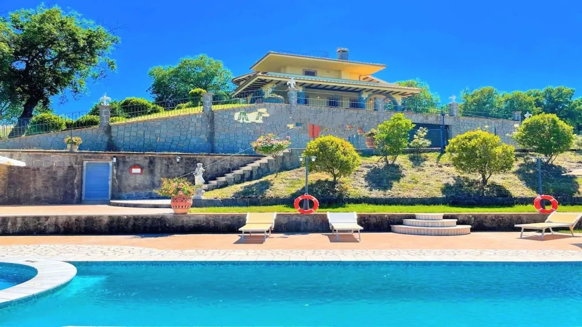 Charming Villa - Lake View and Private Pool