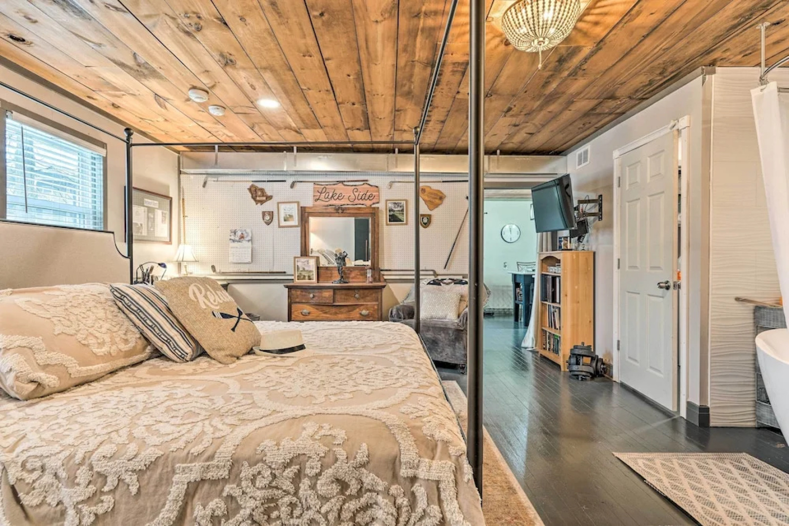 Bemus Point Vintage Suite w/ Soaking Tub & Kitchen