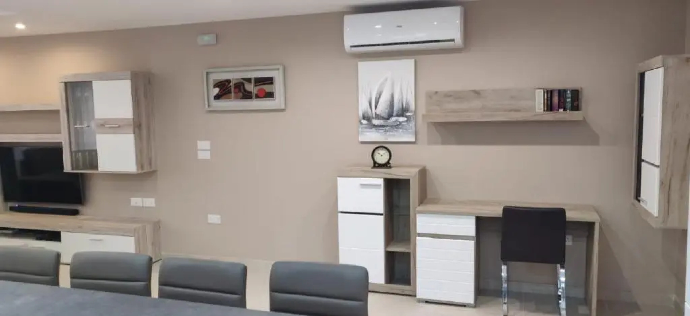 Wileg 4B Luxury Two Bedroom Apartment with Shared Swimming Pool.