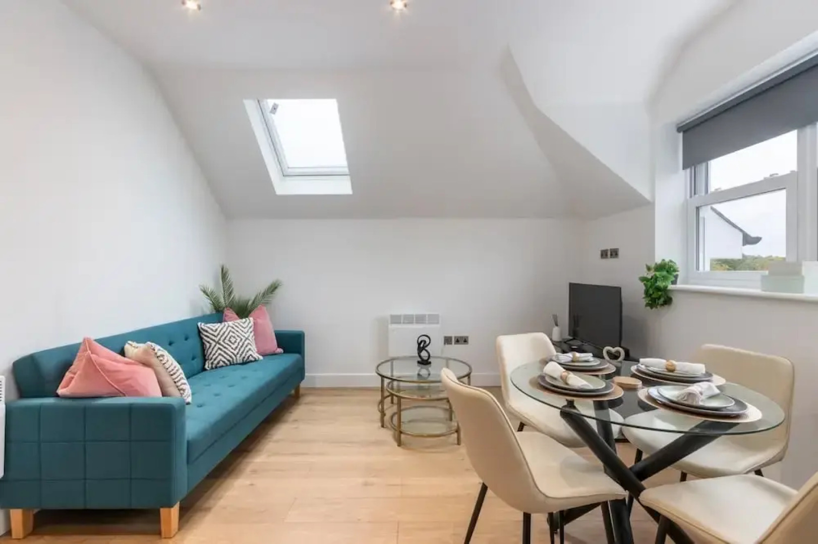 Deluxe 2-BR Saarb Apartment Leatherhead