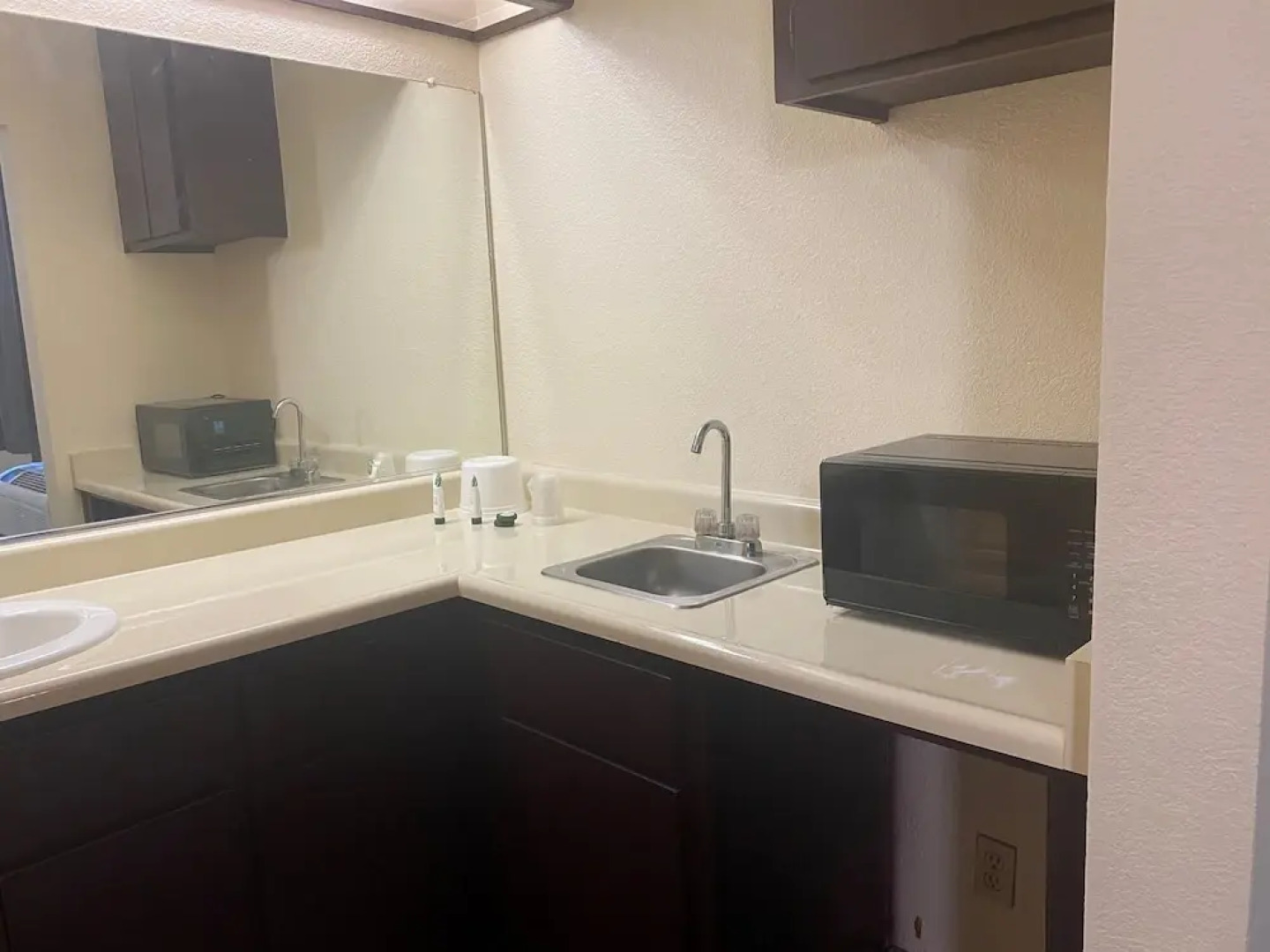 Budget Inn and Suites