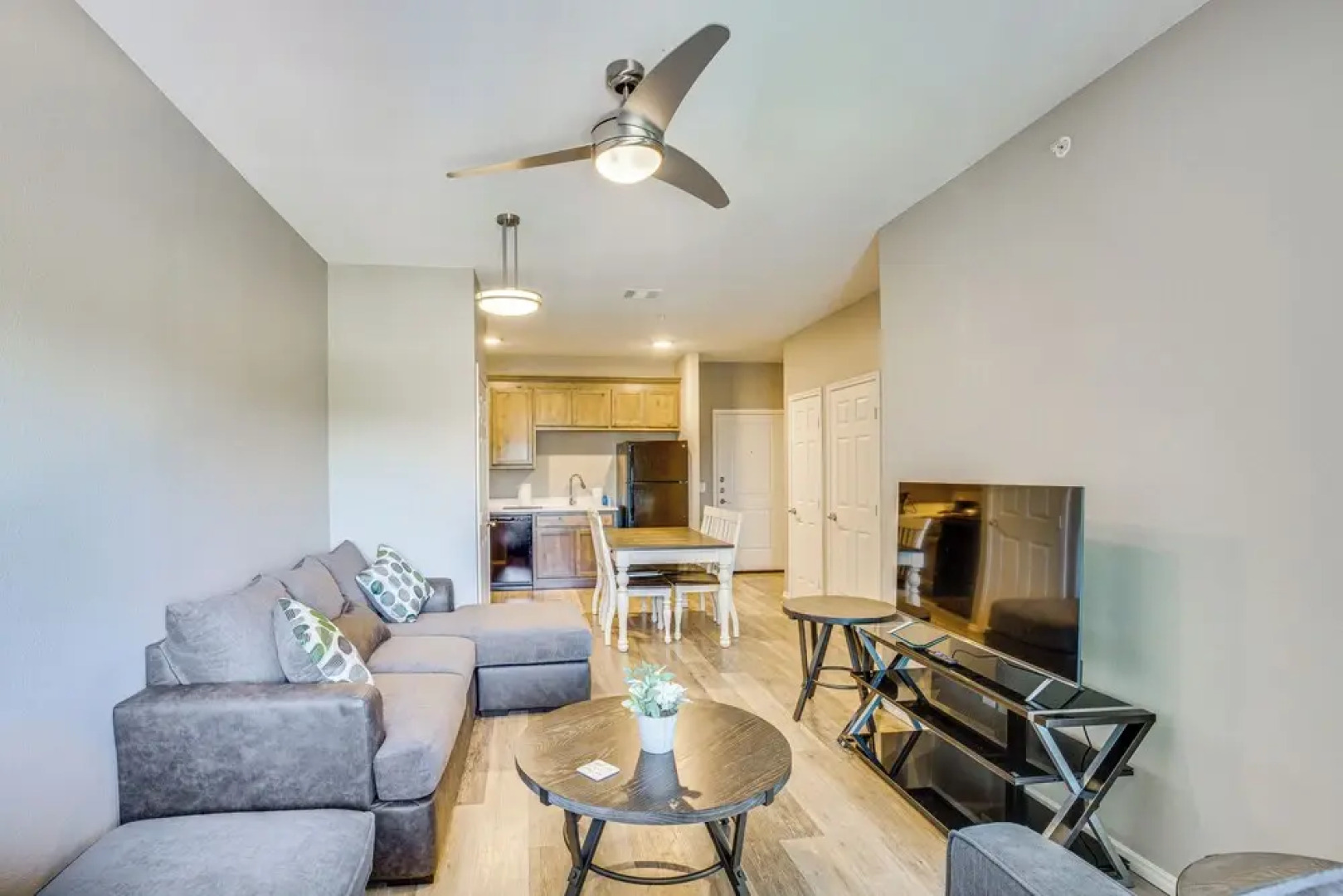 Close to Lakes, Parks & Winery: Bonham Apt