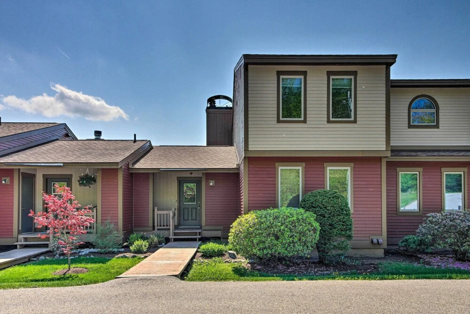 Timber Creek Townhome w/ 2 Decks & Mtn Views!