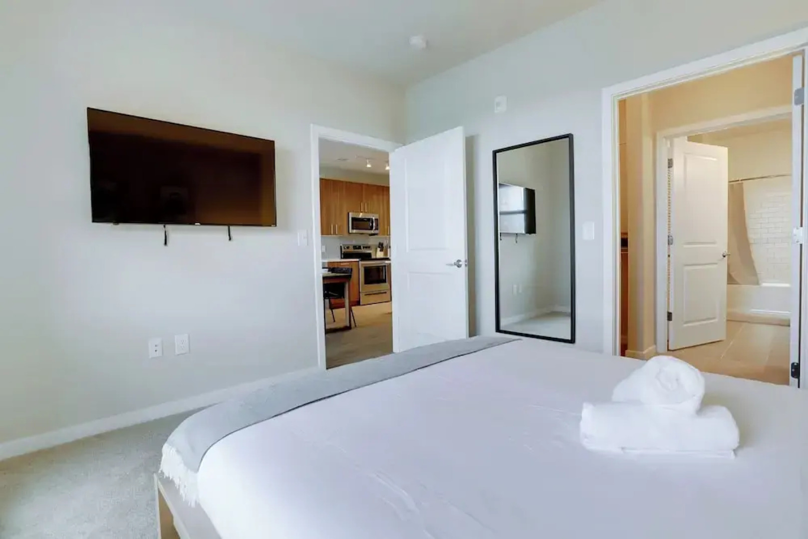 Apartment 15-Min Walk to Metro