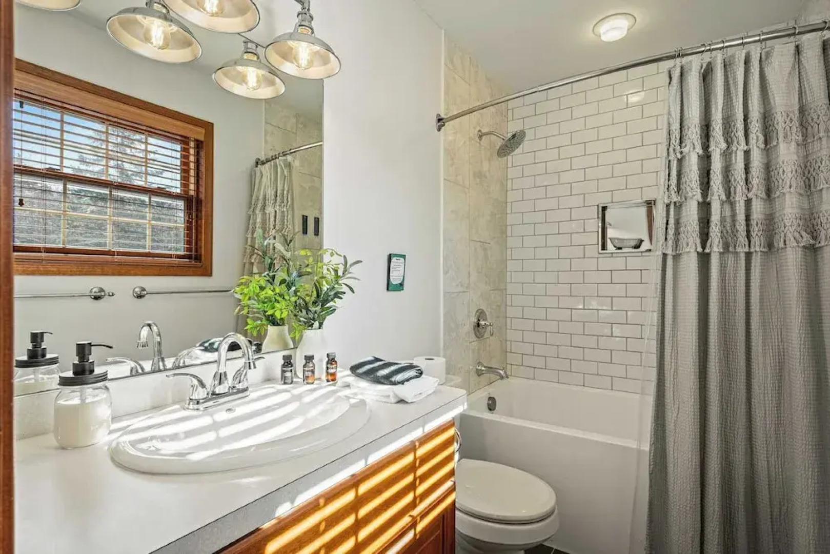 Laker's Pointe by Avantstay Lakefront Private Peninsula Hot Tub, Game Room