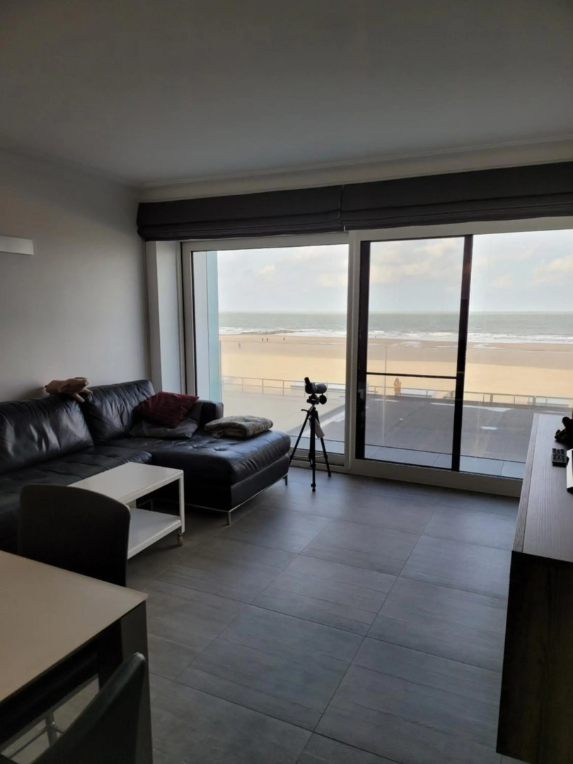 Studio 105 op zeedijk met frontaal zeezicht 1ste verdiep