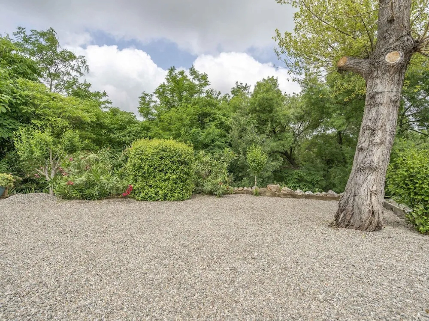 Attractive Holiday Home in Cessenon-sur-orb With Terrace