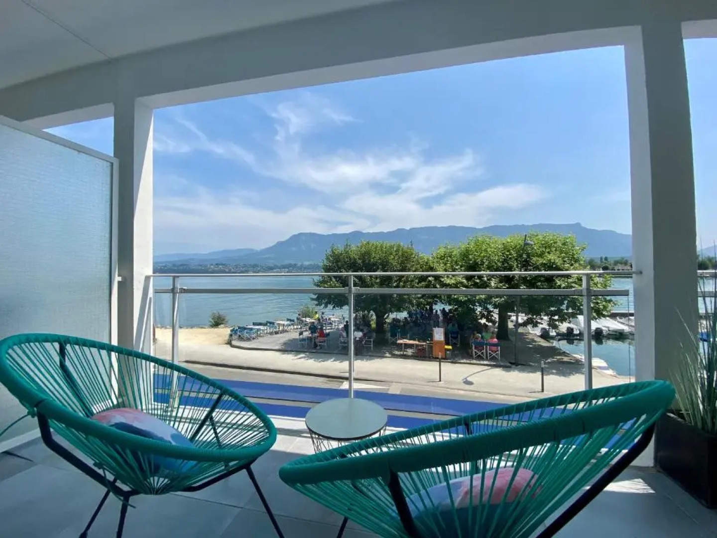Pieds dans l'eau au lac du Bourget