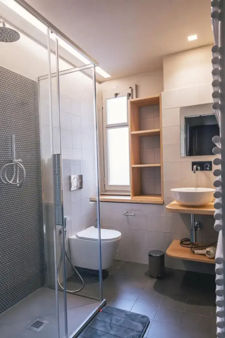 Elide B Tastefully Furnished Apartment Lakefront