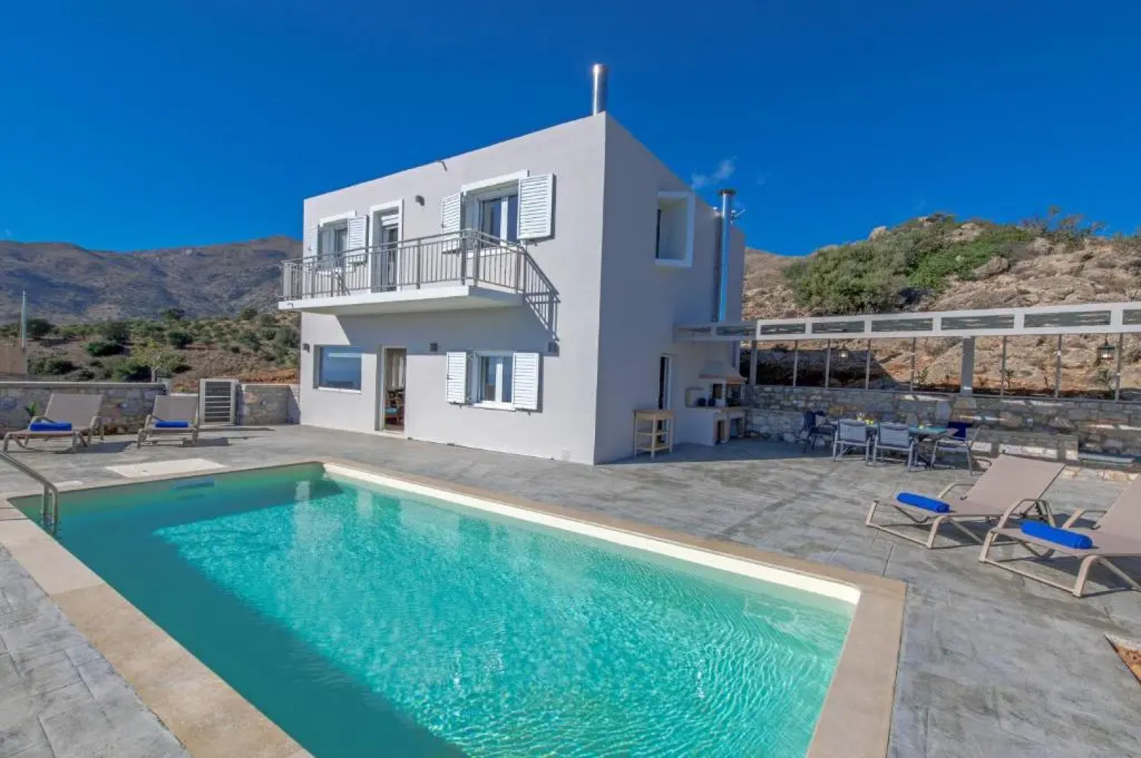 Tranquil sea view villa with private pool, just 2km from the beach!