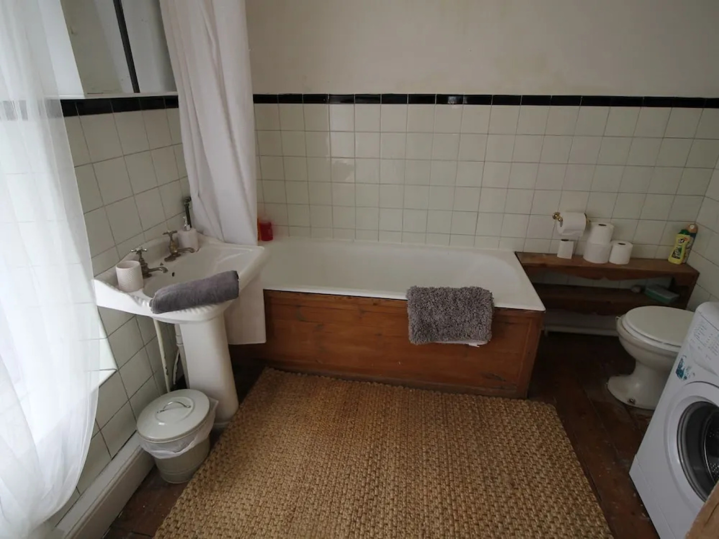 High Street 3 Bedroom House Near Cardiff by Cardiff Holiday Homes