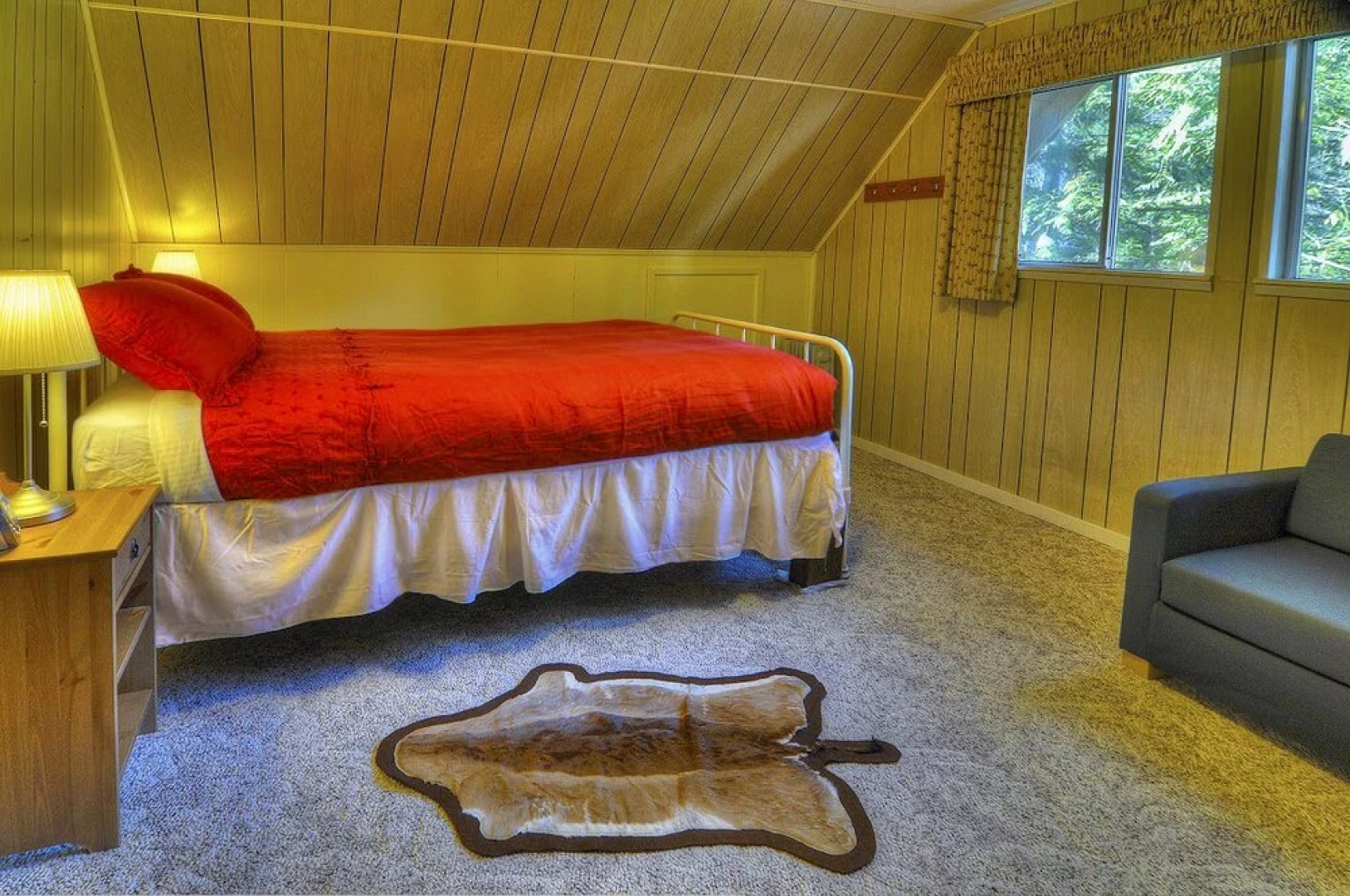 Red Hawk Hideaway - Two Bedroom Cabin with Hot Tub