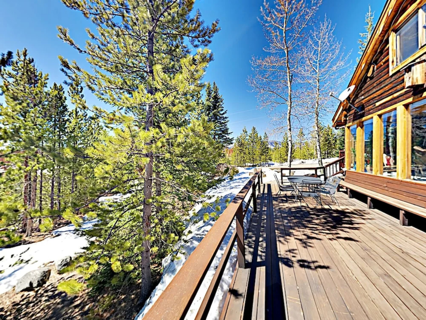 Secluded Mountain-view Log , Near Snow Trails 2 Bedroom Home