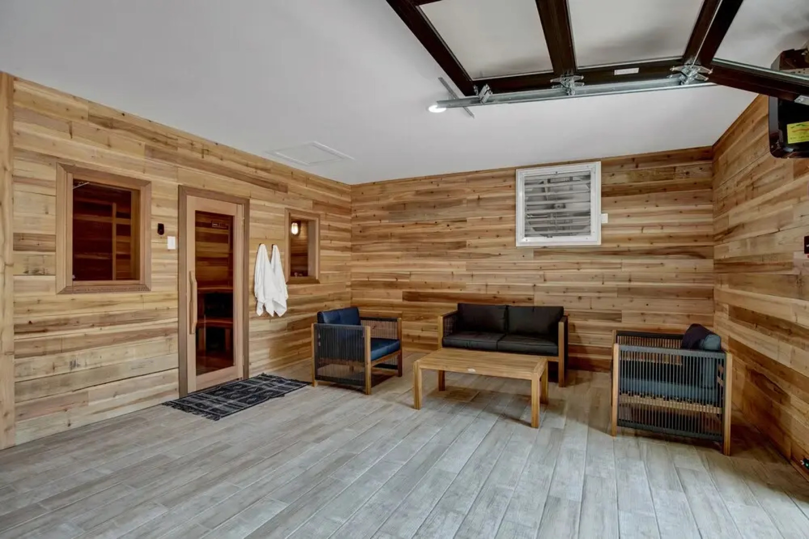 Huge Luxury Home Hot Tub and Sauna 2 mi to Dwntn