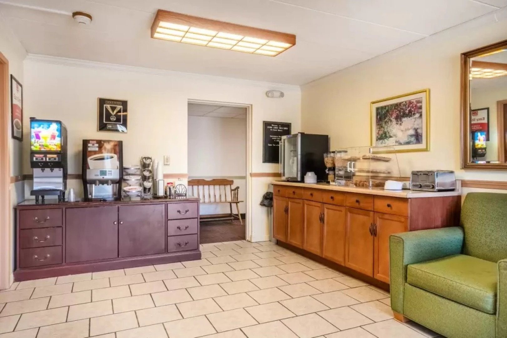 Econo Lodge Inn & Suites Windsor Locks Bradley Airport