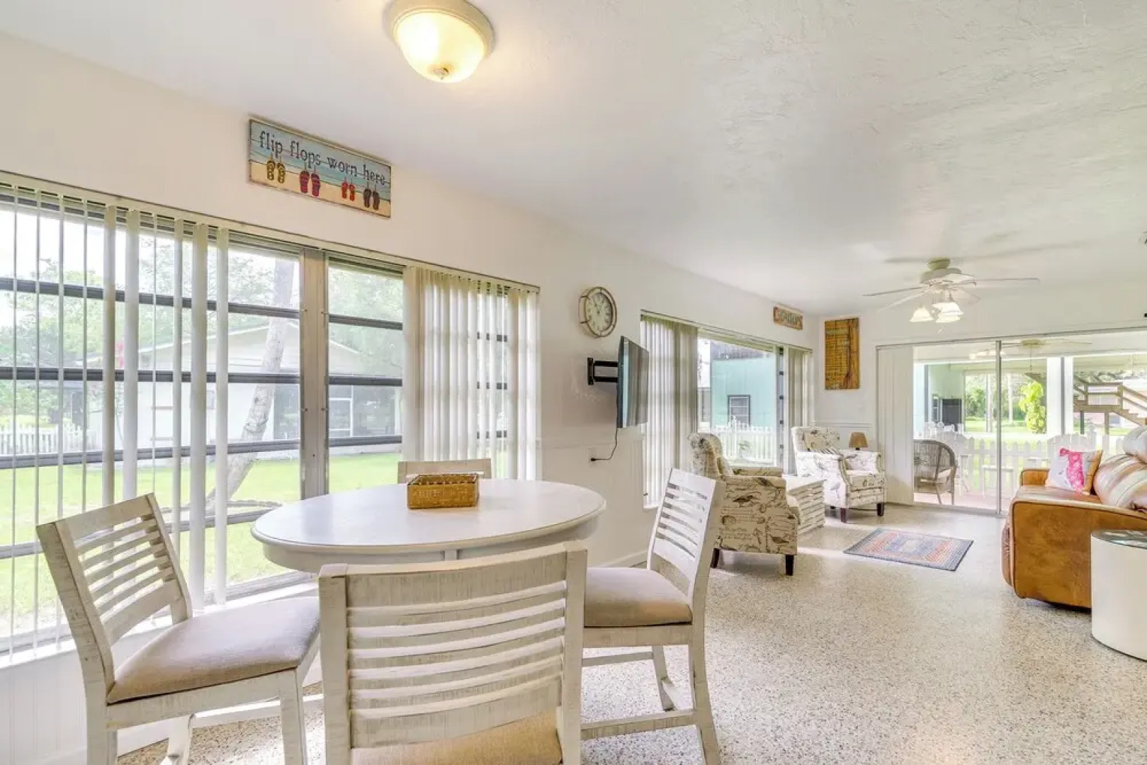 Sunny Home in Yankeetown w/ Lanai & Backyard!