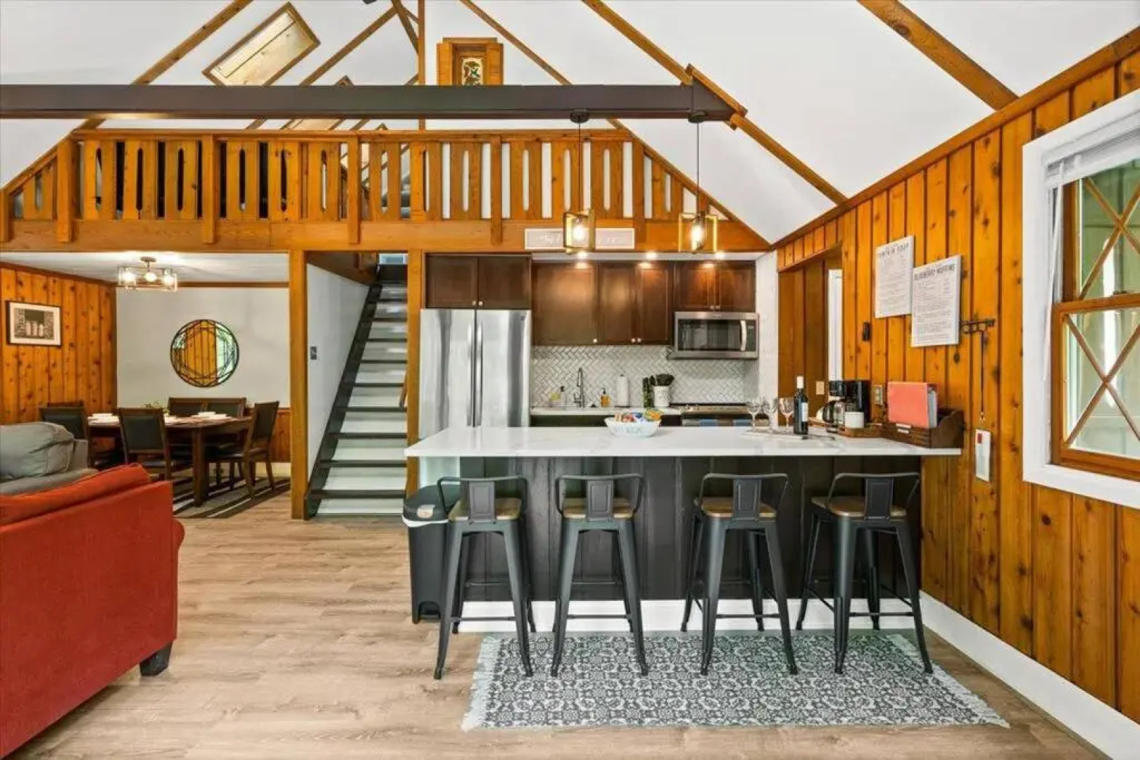 The Gingerbread House: 4 BR chalet, w/ Sunroom/Deck, sleeps 12, modern amenities