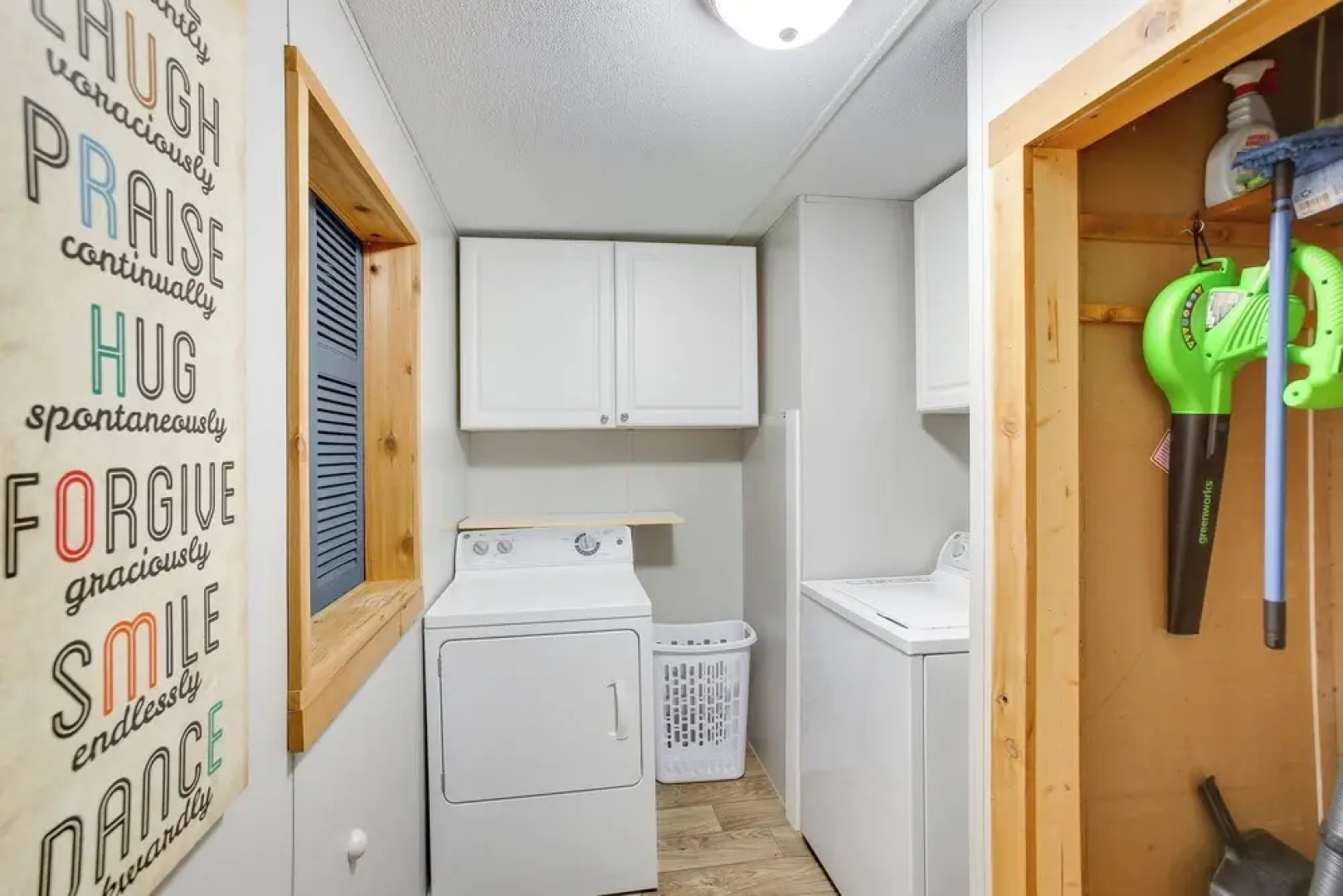 Bright Byrdstown Home w/ Views of Dale Hollow Lake