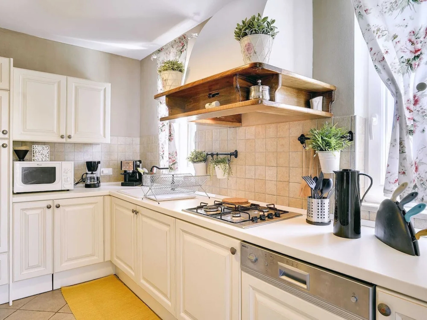 Superb Modern Villa With Pool, Large Fenced Yard Near the Beach