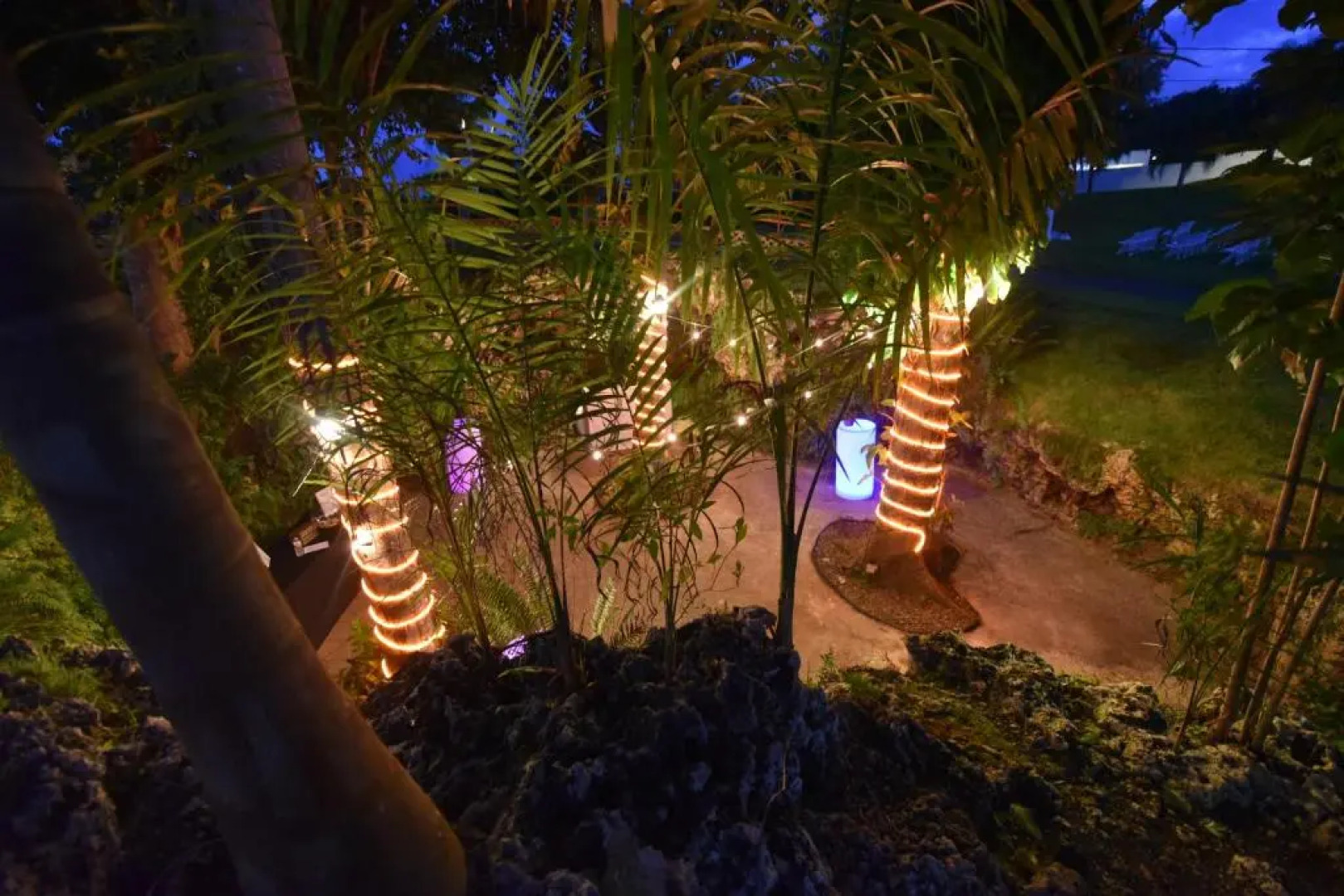 Isabela Villa sleeps 40, pool, Jacuzzi, BBQ, power plant, volley, pool table