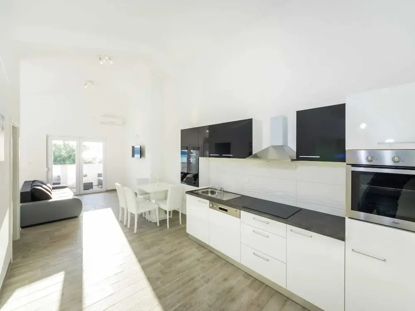 Sea-view Apartment With Garden