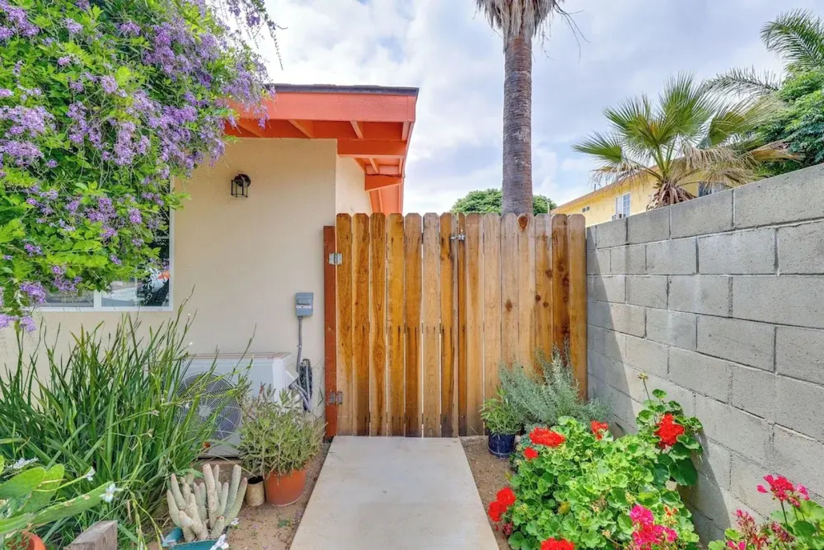 Sleek San Fernando Studio ~ 14 Mi to Universal