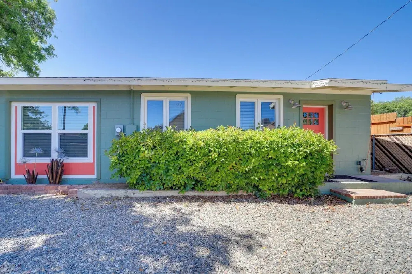Old Town Cottonwood Cottage w/ Yard, Pets Welcome