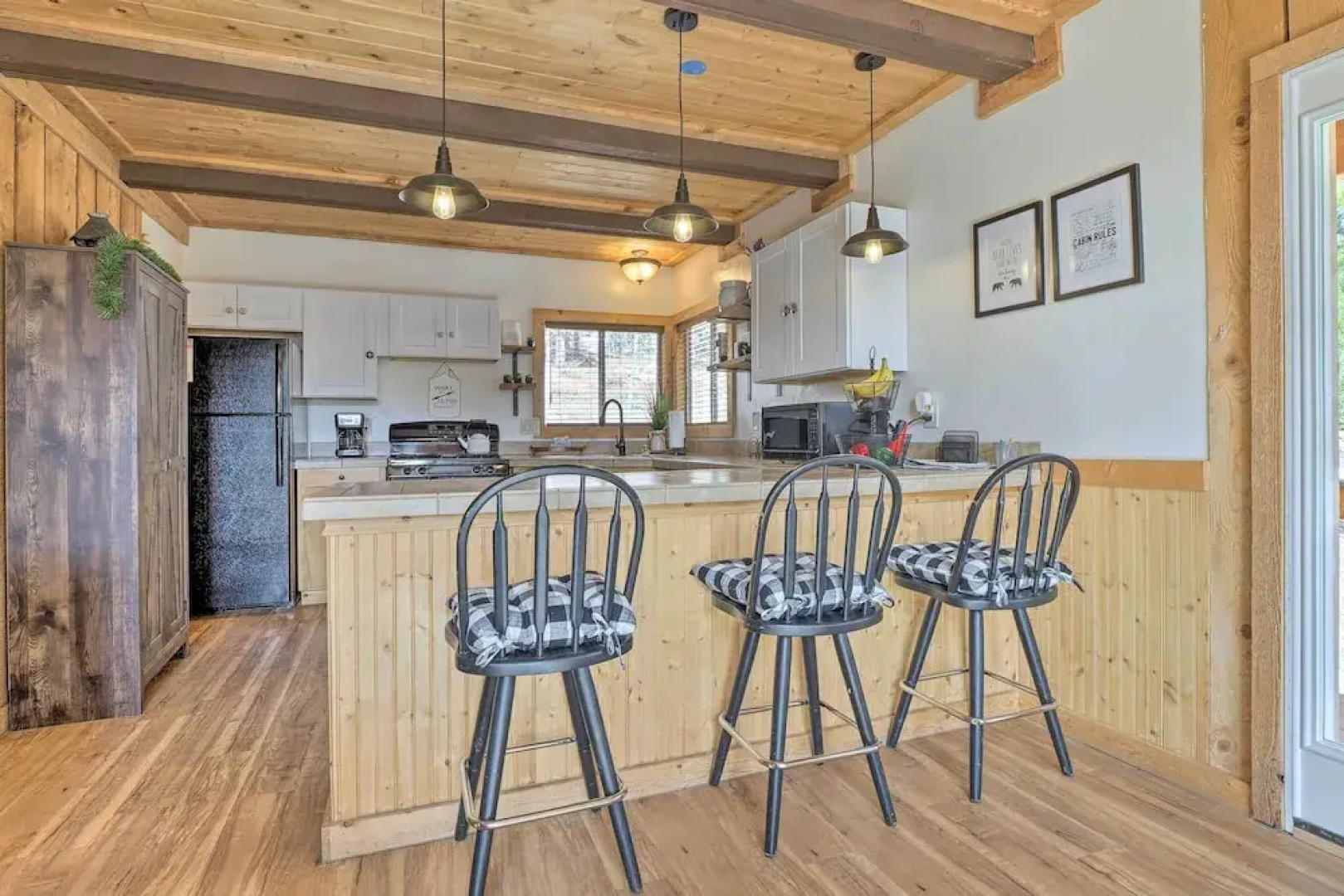 Pet-friendly Duck Creek Village Cabin w/ Fire Pit!